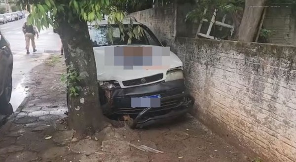 Mulher fica ferida em colisão entre dois automóveis