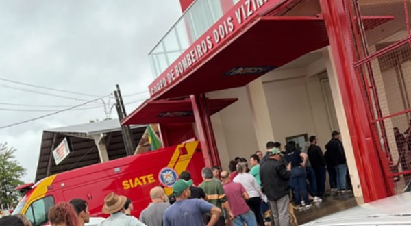 Granizo danifica casas e Bombeiros distribuem lonas
