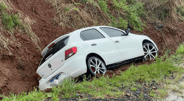Veículo sai da pista em curva na BR-280