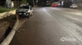 Carro bate contra árvore na Avenida Antônio Silvio Barbieri