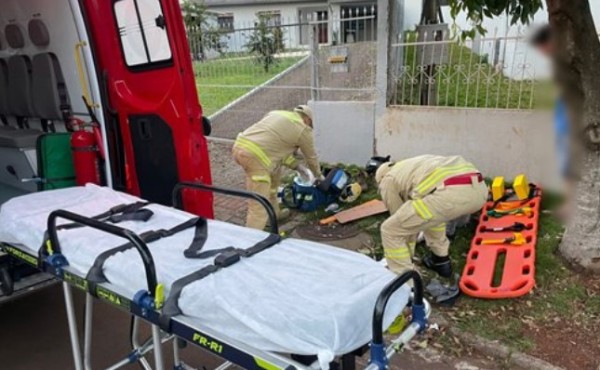 Colisão entre carro e moto deixa jovem ferido