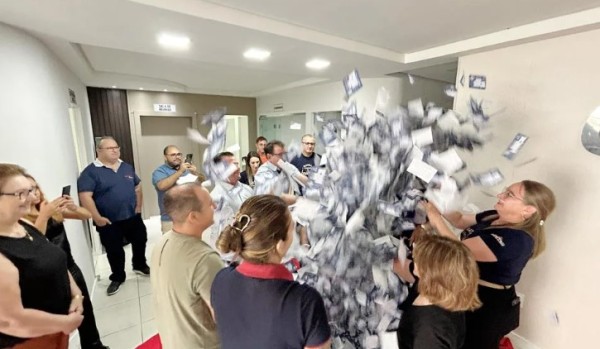 1º sorteio do Natal Mágico 2025 distribui R$ 7 mil em vales-compra