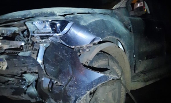 Colisão envolve caminhonetes na PR-886 durante a madrugada