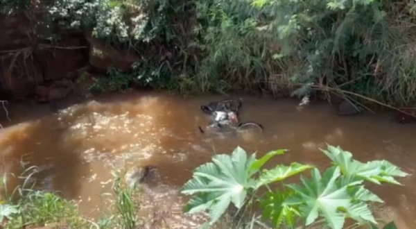 Moto vai parar dentro de rio após acidente que deixou motociclista gravemente ferido