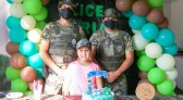 Policiais militares participam de aniversário e realizam sonho de fã mirim