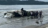 Jatinho ultrapassa a pista do aeroporto de Ubatuba, vai parar na praia e explode; piloto morreu