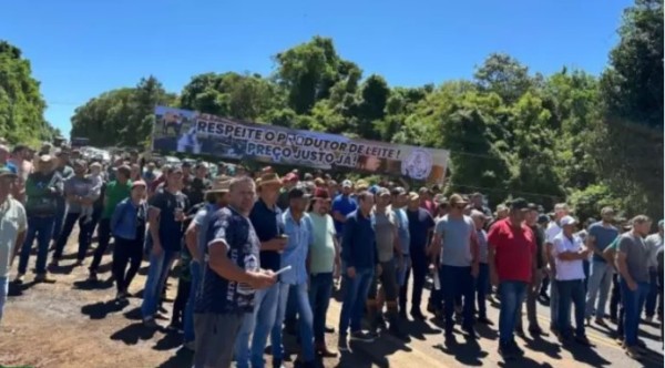 Produtores de leite realizam manifestação pacífica na BR-158 em Rio Bonito do Iguaçu