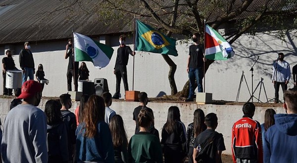 Colégio Dr. Mário realiza momento cívico e de acolhimento aos seus alunos