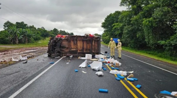 Colisão frontal entre van e caminhão deixa dois motoristas feridos na PR-483