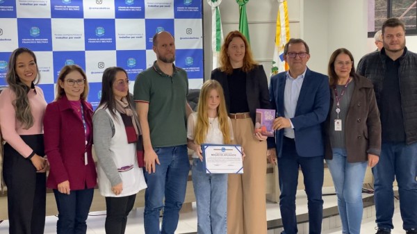 Escritora mirim, Esther Denardi, recebe Moção de Aplausos da Câmara de Francisco Beltrão