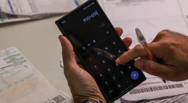 Brasileiros comprometem 29% da renda com dívidas, maior nível em 20 anos