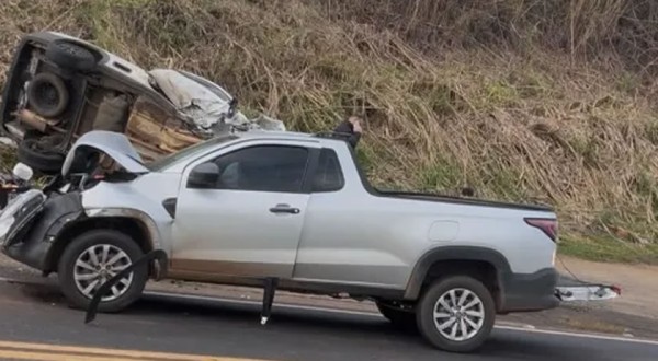 Acidente com três veículos deixa mulher e criança feridas na PR-483