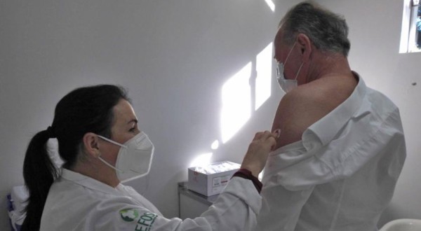 Trevisan recebe a primeira dose da vacina contra covid-19