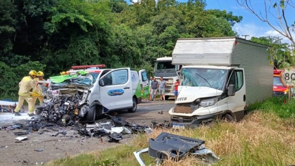 Grave acidente envolvendo ambulância e caminhão deixa cinco feridos na PR-483