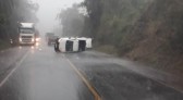 Capotamento é registrado na PR 182, em Ampére