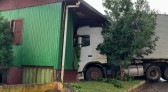 Caminhão desgovernado atinge residência, em Sulina