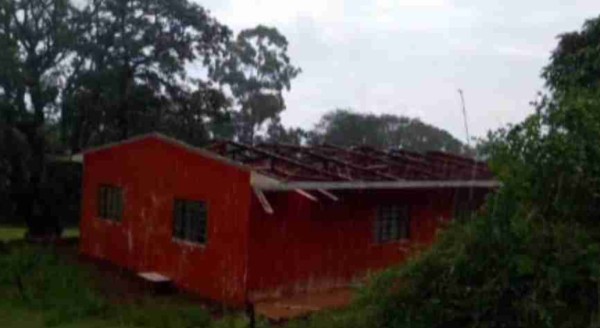 Casa é destelhada por ventos fortes no Oeste do Paraná