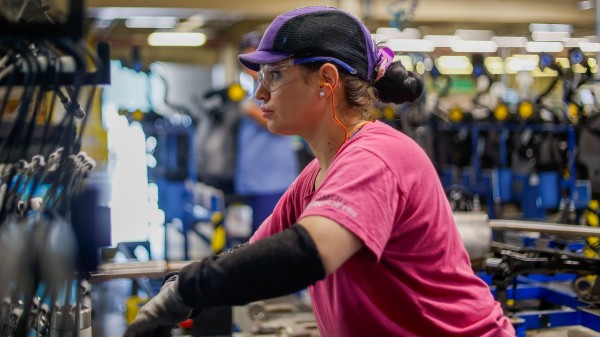 Paraná alcança número recorde de mulheres no mercado de trabalho: 2,6 milhões
