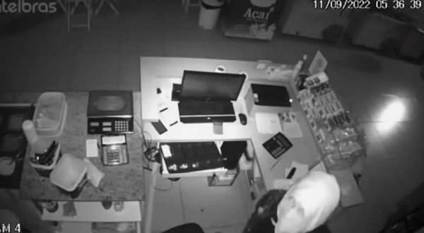 Homem invade e furta sorveteria no Vila Nova
