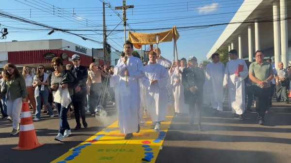Milhares de fiéis participam das celebrações de Corpus Christi em Francisco Beltrão