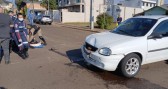 Homem sofre suspeita de fratura na perna após colisão entre moto e carro