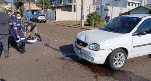 Homem sofre suspeita de fratura na perna após colisão entre moto e carro