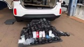 Rapaz é detido com mais de 800 iPhones escondidos em fundo falso de carro
