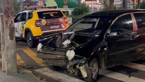 Motorista colide carro contra loja durante perseguição policial no centro