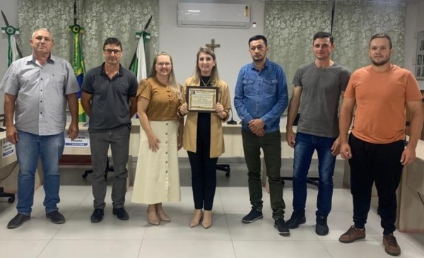 Vereadora Anelise é homenageada por lei que garante acolhimento humanizado a mulheres em luto gestacional