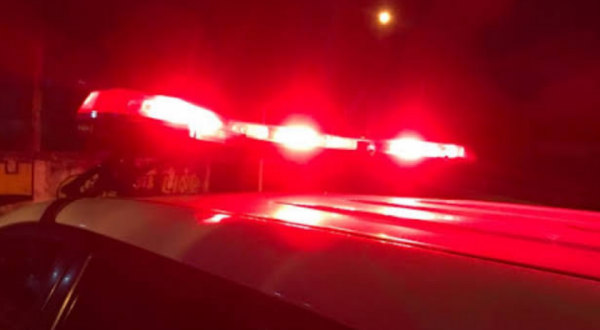 Homem com mandado é preso após tentar se esconder em área de mata