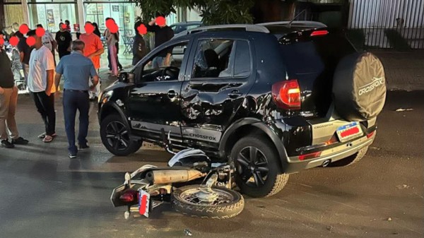 Acidente entre carro e moto em Coronel Vivida