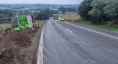 Caminhão que transportava frangos tomba na PR 566