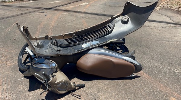 Mulher fica ferida em colisão entre carro e moto