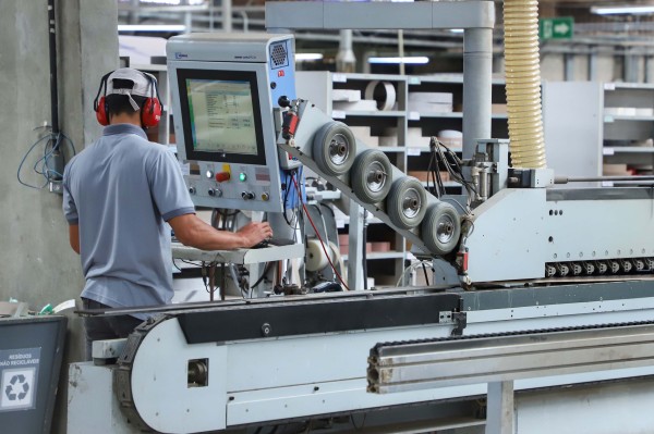 Ritmo acelerado: Paraná abre semana com oferta de 26,5 mil vagas de empregos