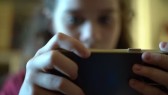 Crianças com celular antes dos 13 têm mais risco de depressão, diz estudo