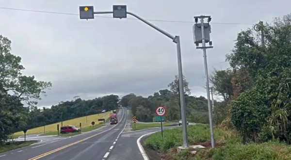 Lombada eletrônica é instalada em trevo