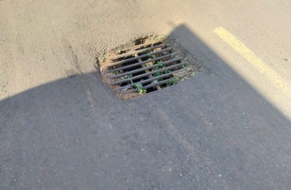 “Boca de lobo” no meio da rua provoca acidentes e causa transtornos a usuários da via