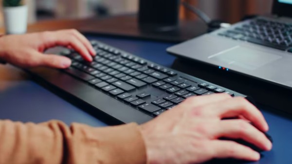 Moradora perde R$ 450 mil em golpe do "falso milionário" e Polícia Civil investiga quadrilha