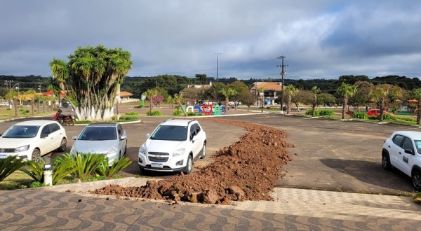 Empresário revoltado descarrega carga de terra na escadaria da prefeitura