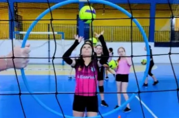 Com aulas gratuitas, escolinhas de vôlei atendem crianças e adolescentes