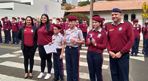 Com pais e autoridades, Colégio Vida e Ensino comemora sete anos