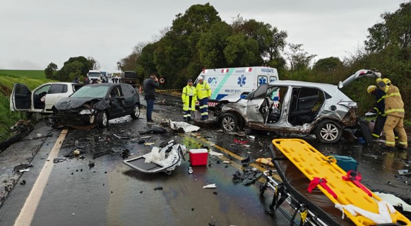 Colisão envolve três automóveis e um caminhão e deixa dois feridos na PRC-280