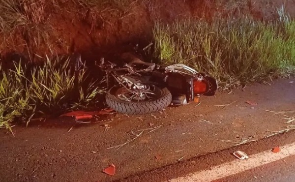 Homem morre e mulher fica gravemente ferida em colisão entre carro e moto na PR-281