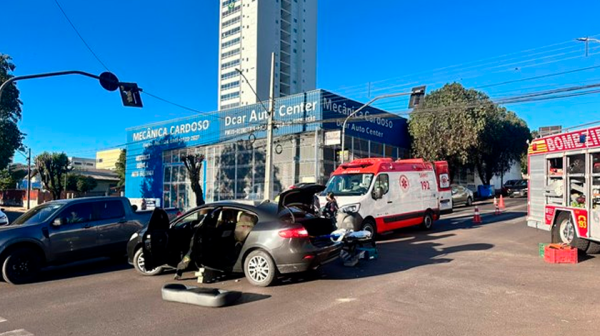 Colisão no cruzamento deixa passageira ferida em grave acidente