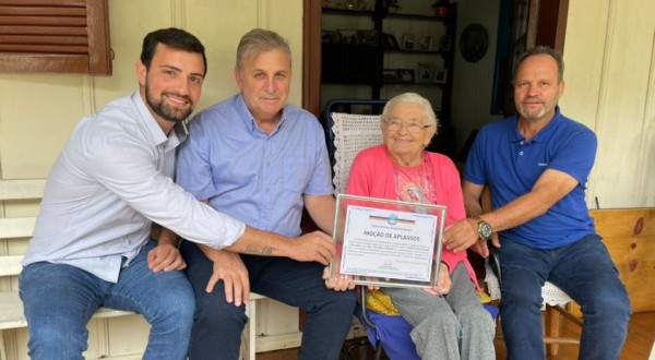 Câmara entrega homenagem para pioneira do município