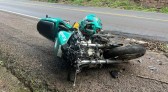 Moto fica destruída após bater em carro e caminhão na PR 182