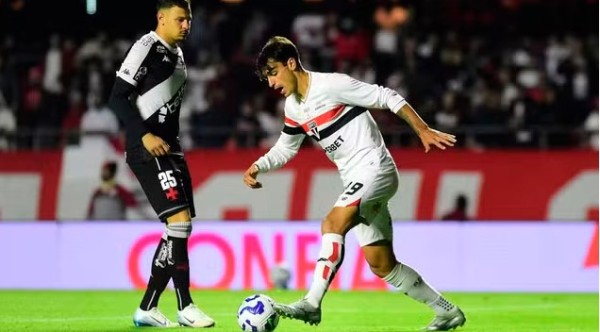 Em noite de Coutinho e Rayan, Vasco vence o São Paulo no Morumbis