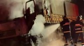 Corpo de Bombeiros combate incêndio em caminhão na PR-483