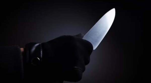 Homem denuncia ameaça de vizinho com faca