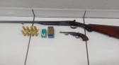 Armas são apreendidas após homem agredir esposa e filha